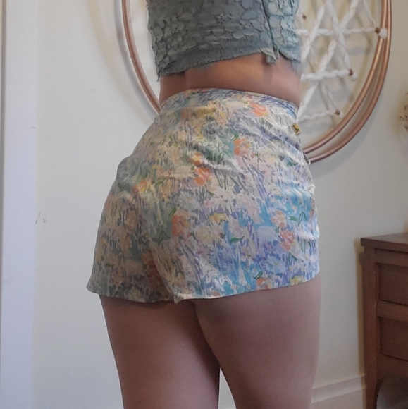 Watercolor Floral High-waisted Shorts - Picture 2 of 6